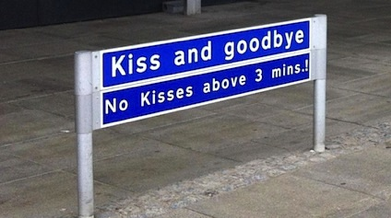 Kiss and Goodbye skilt